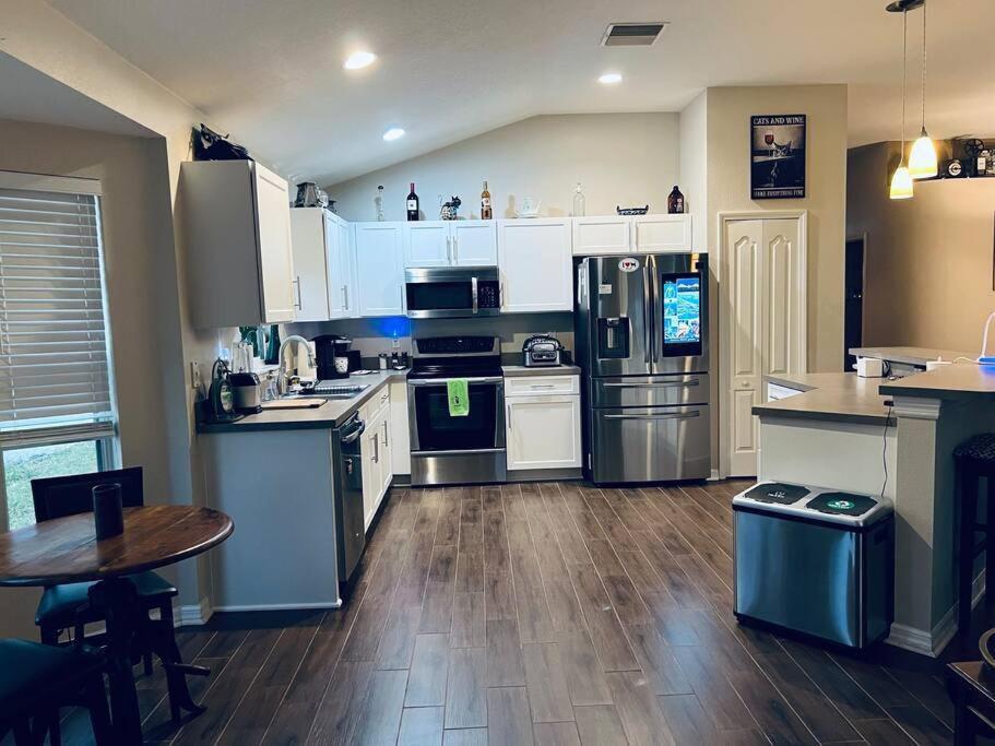 Ruskin FL 2 bdrm 1 bath suite Host & Cat share common areas