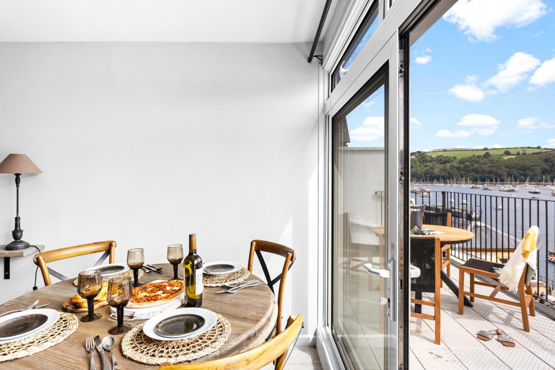 Harbourside 3 - Luxury Riverside Apartment