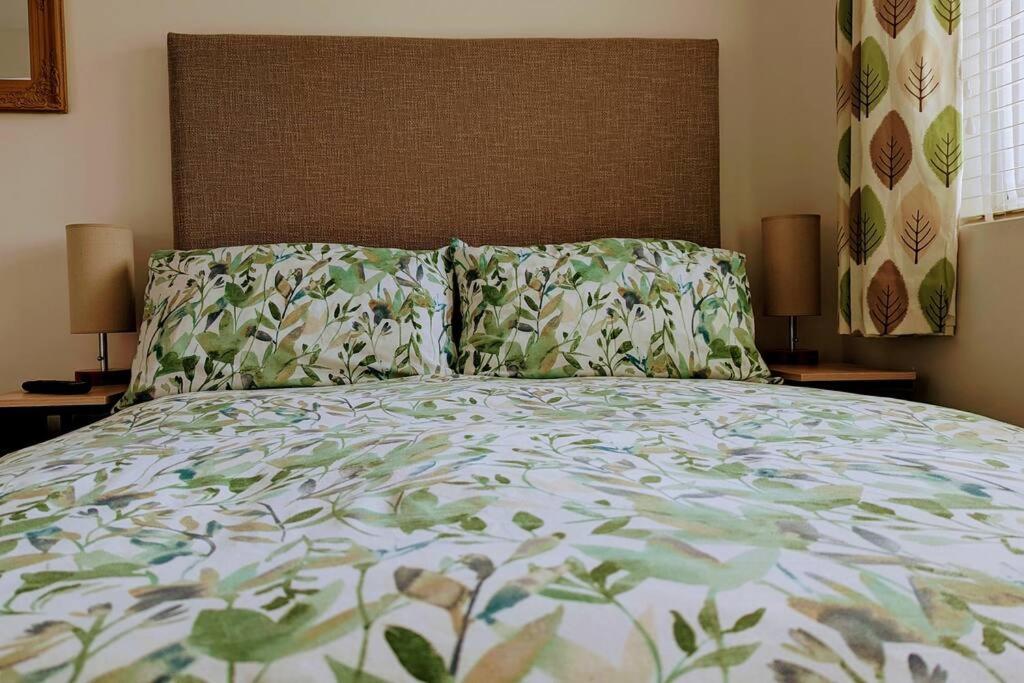 Oak Tree View - relax, reconnect, explore or work