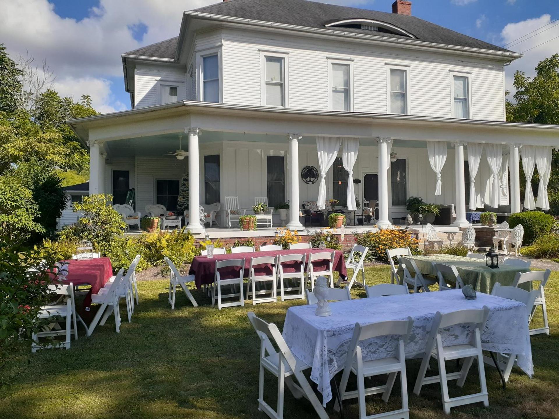 Cozy Turret Room at Nottingham Place in Wise with Plush Queen Bed, Private Detached Full Bath