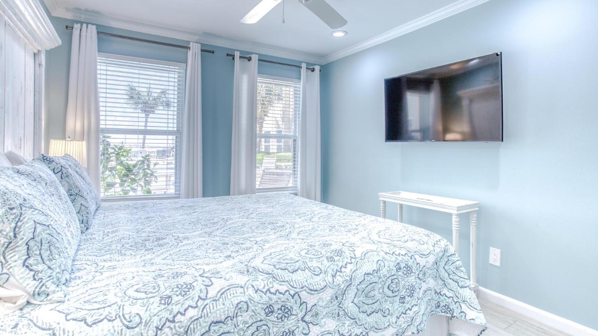 Poolside Villas 106 - Updated beachfront condo on Holiday Isle in Destin