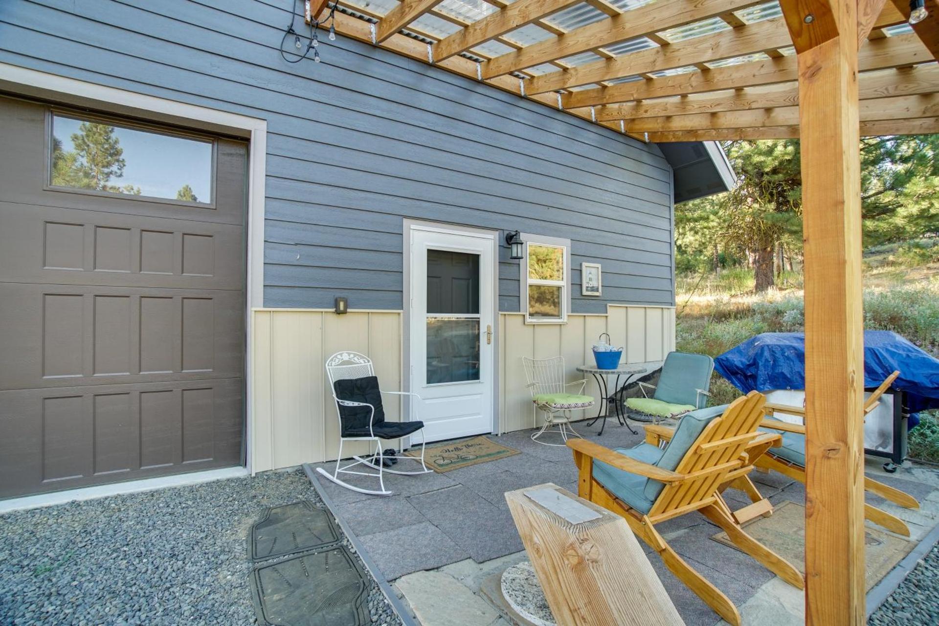 Cascade Cabin Hideaway with Views, half Mi to Lake