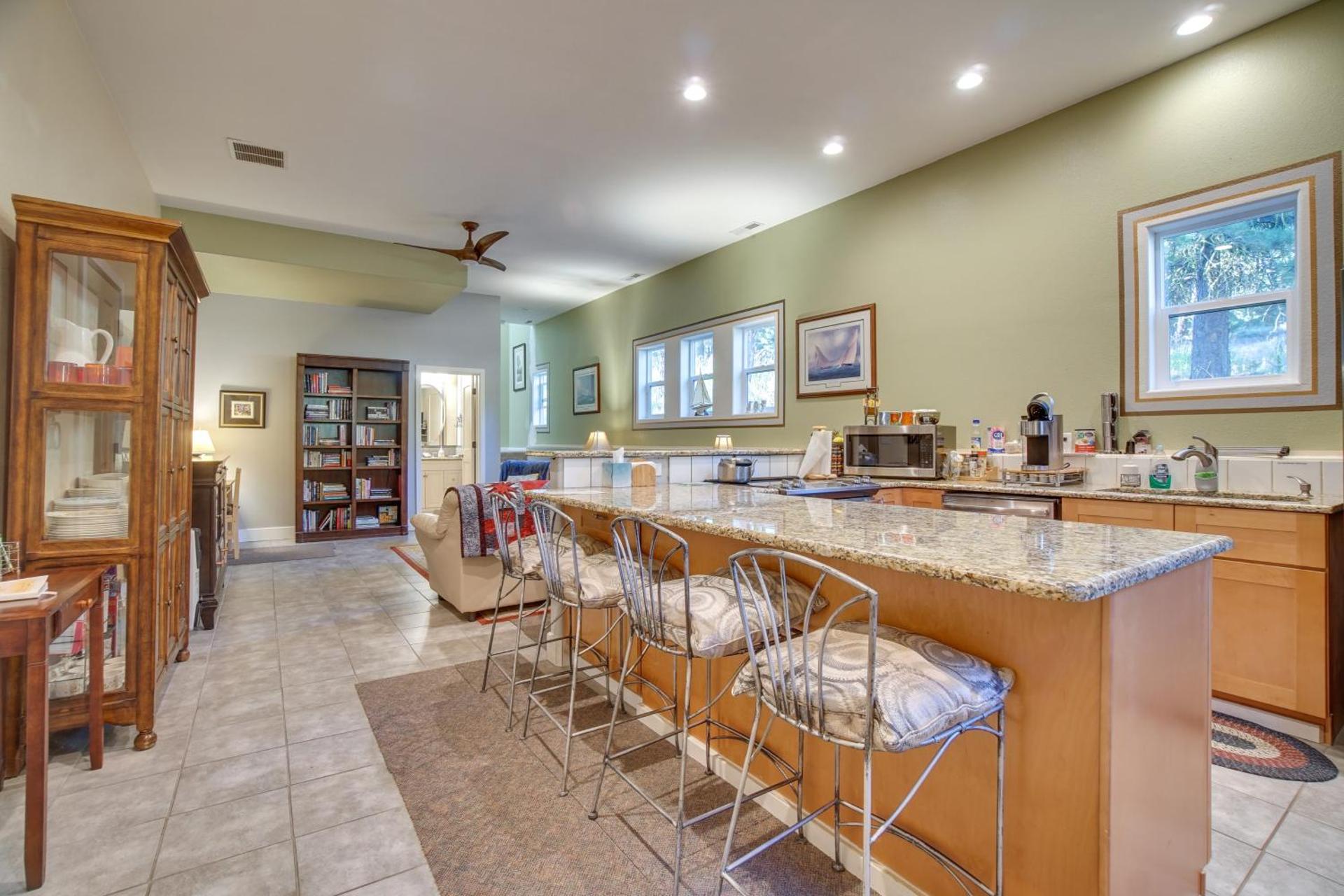 Cascade Cabin Hideaway with Views, half Mi to Lake