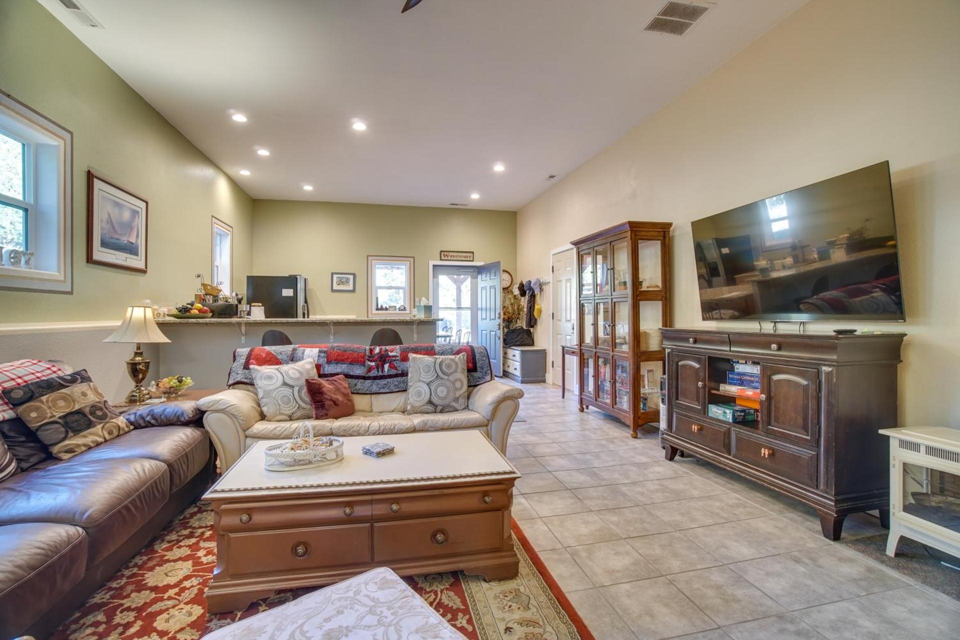 Cascade Cabin Hideaway with Views, half Mi to Lake