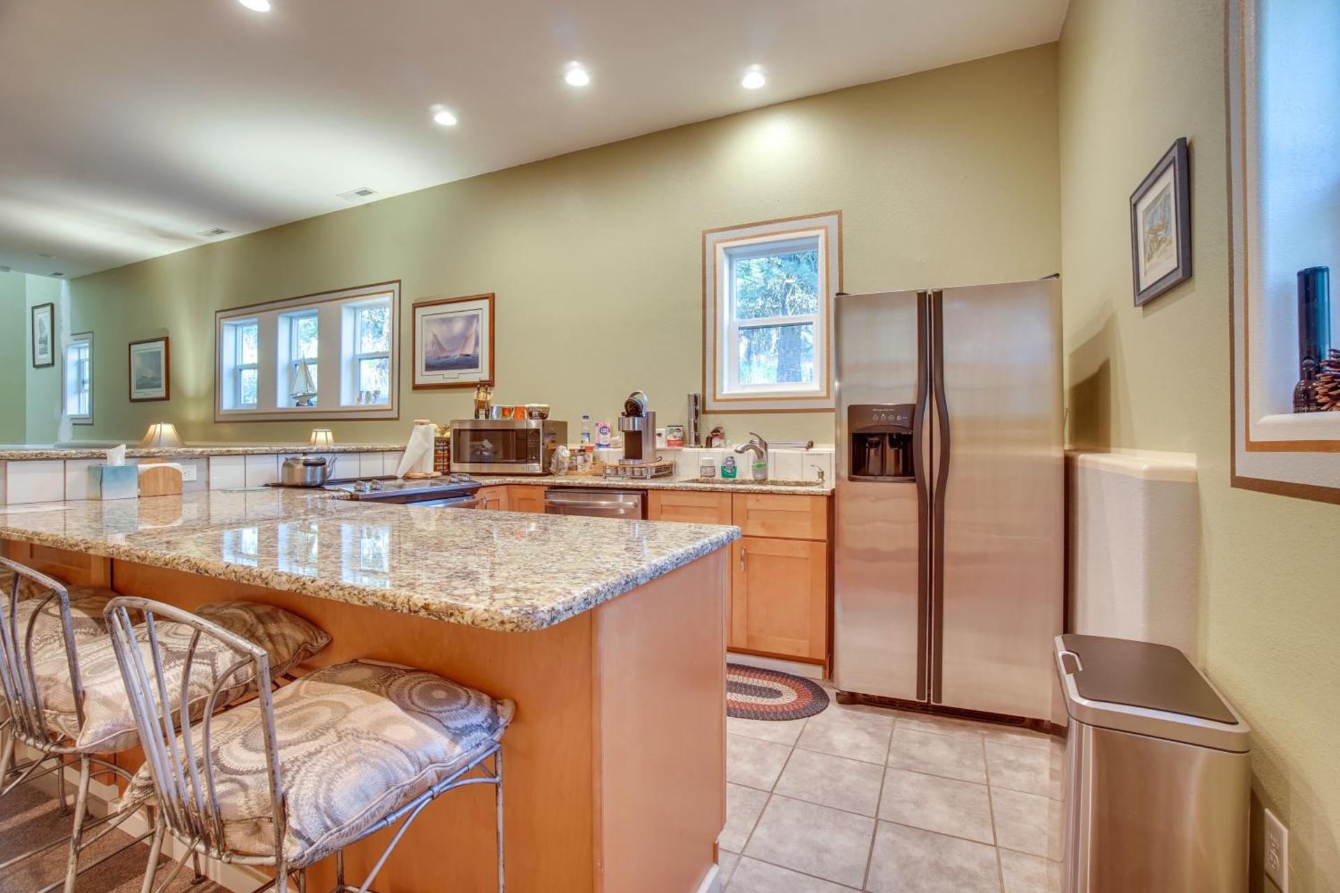 Cascade Cabin Hideaway with Views, half Mi to Lake