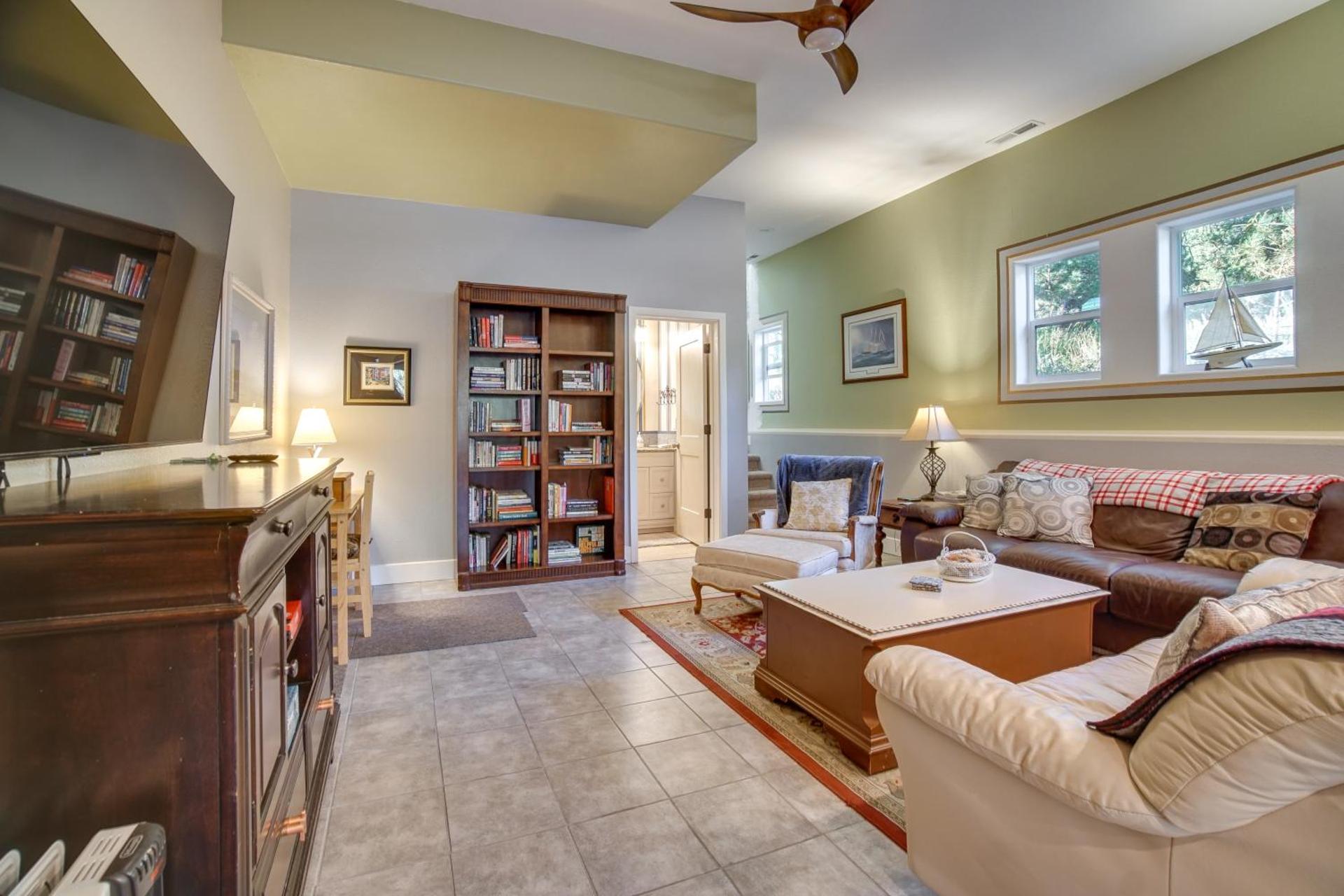 Cascade Cabin Hideaway with Views, half Mi to Lake