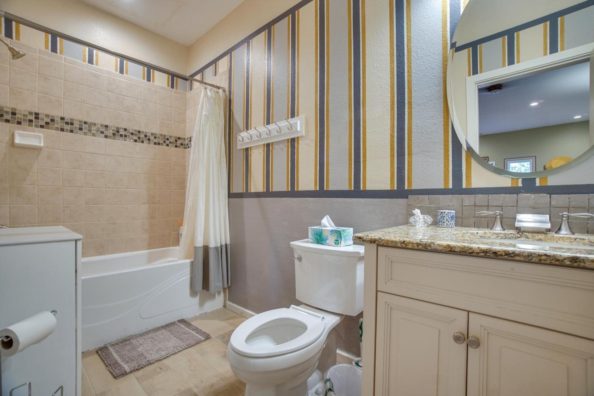 Cascade Cabin Hideaway with Views, half Mi to Lake