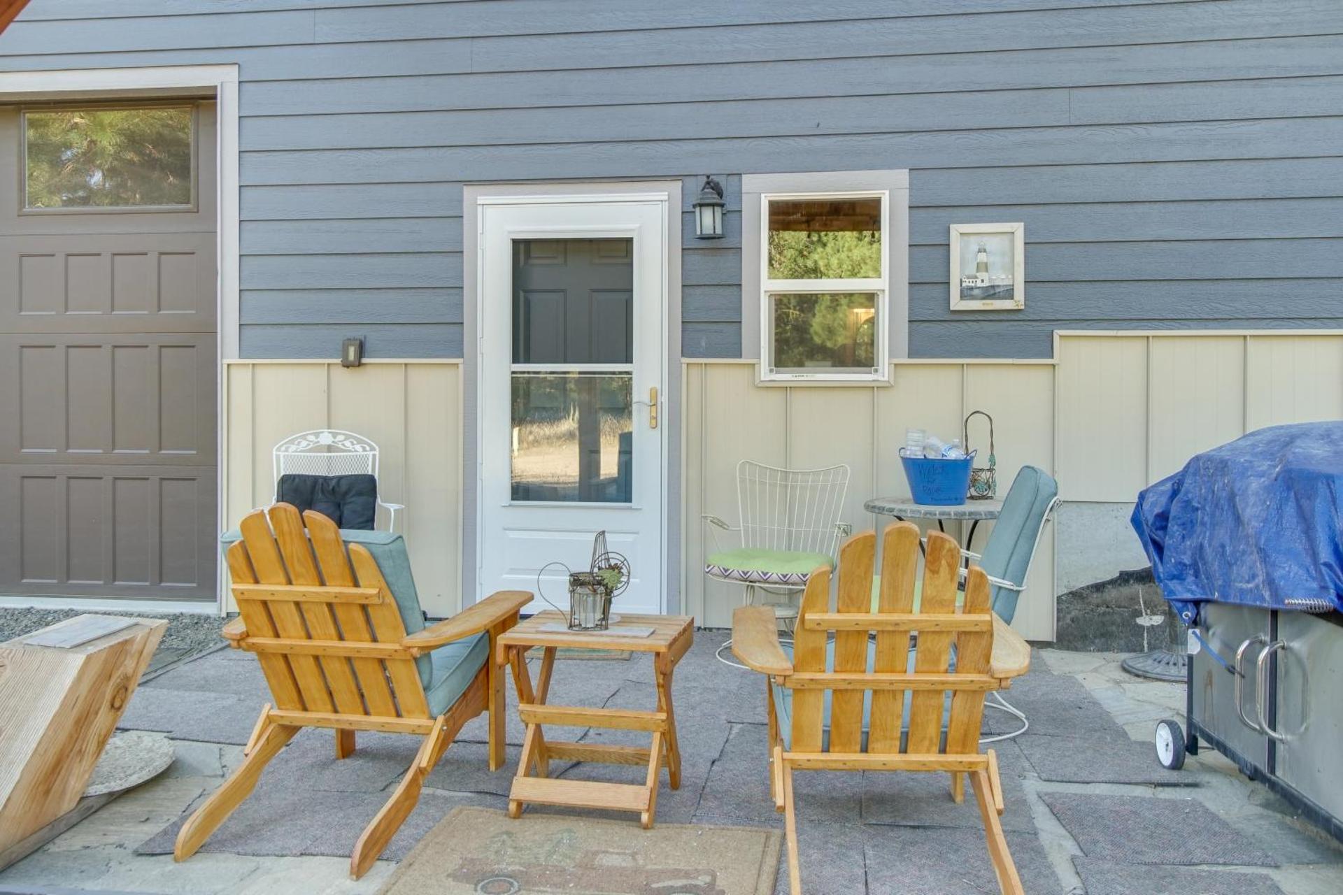 Cascade Cabin Hideaway with Views, half Mi to Lake