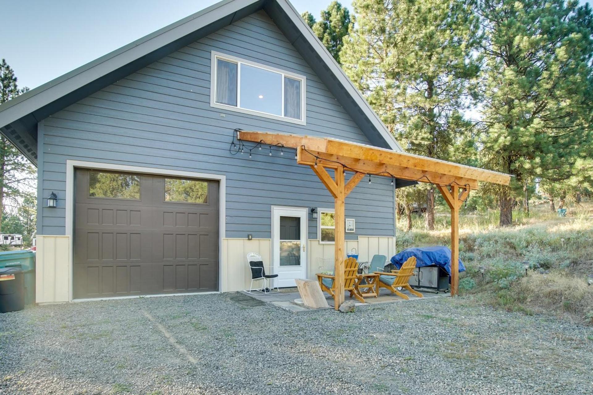 Cascade Cabin Hideaway with Views, half Mi to Lake
