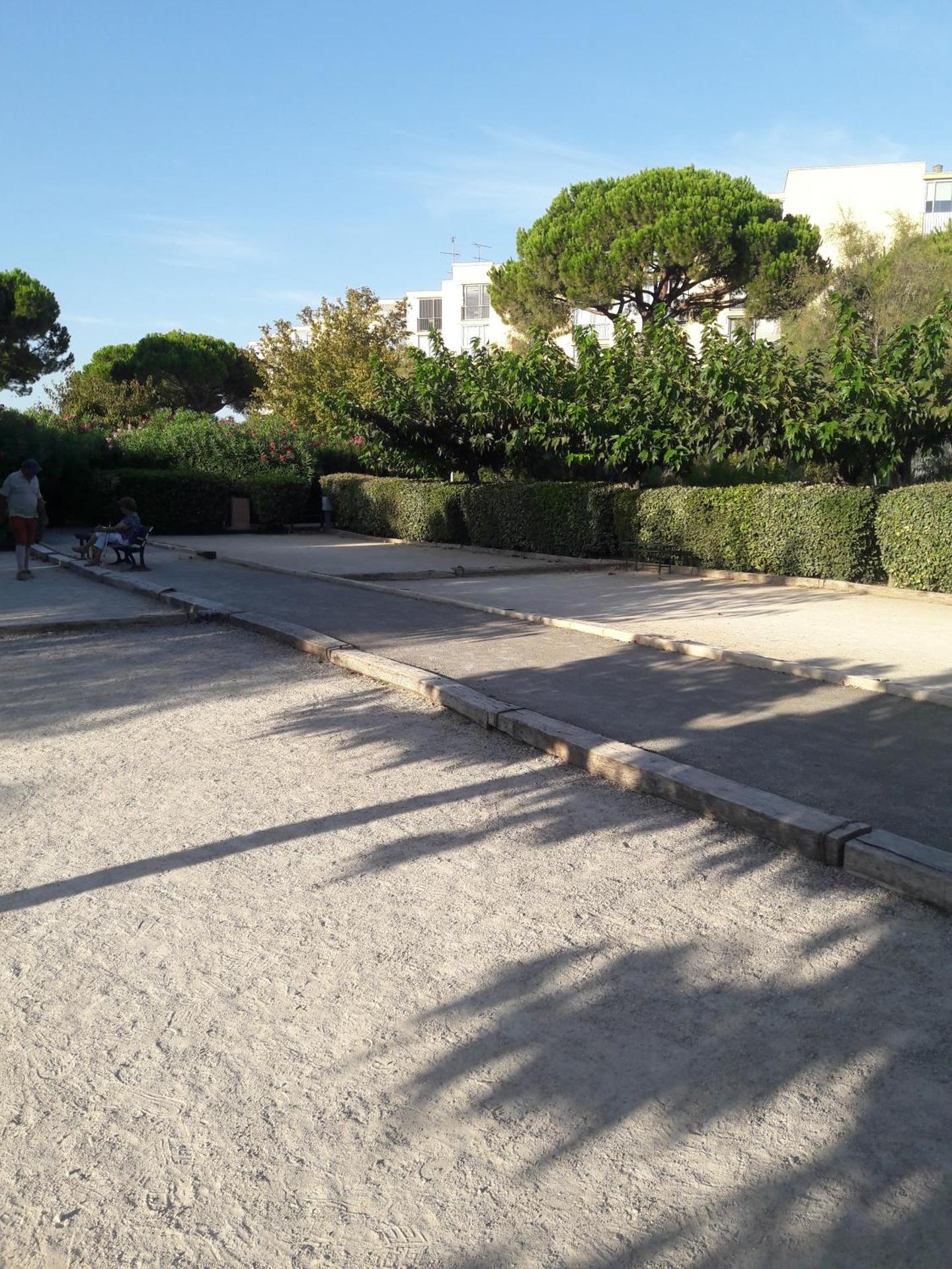 Joli appt 2 chambres et studio avec parking dans résidence ombragée et calme 5mns plage et commerces