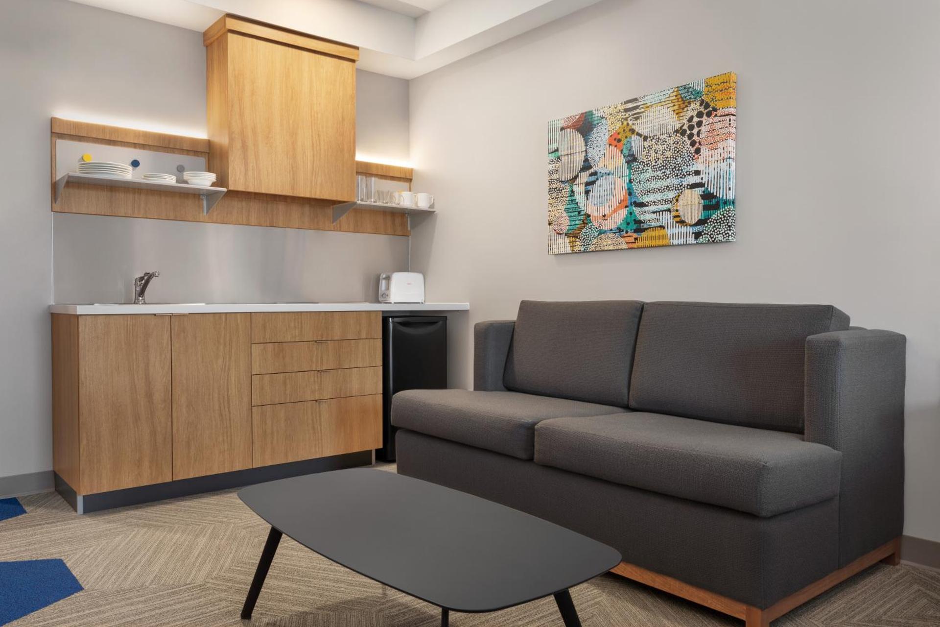 Studio Queen Suite with Shower - Non-Smoking 