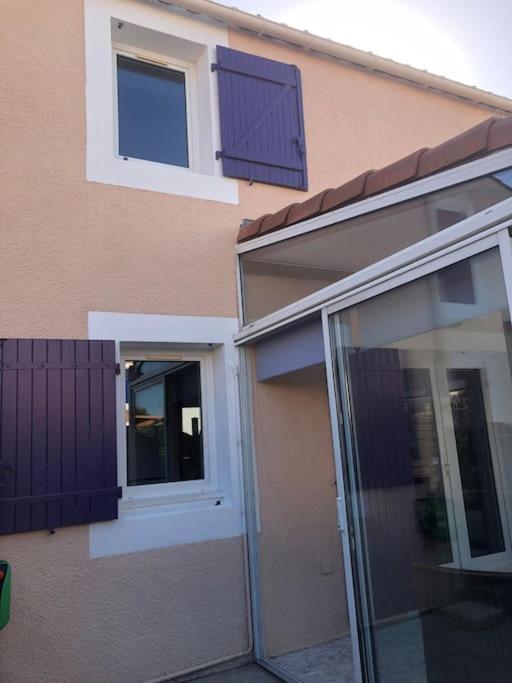 Pavillon 3 chambres avec véranda et climatisation.