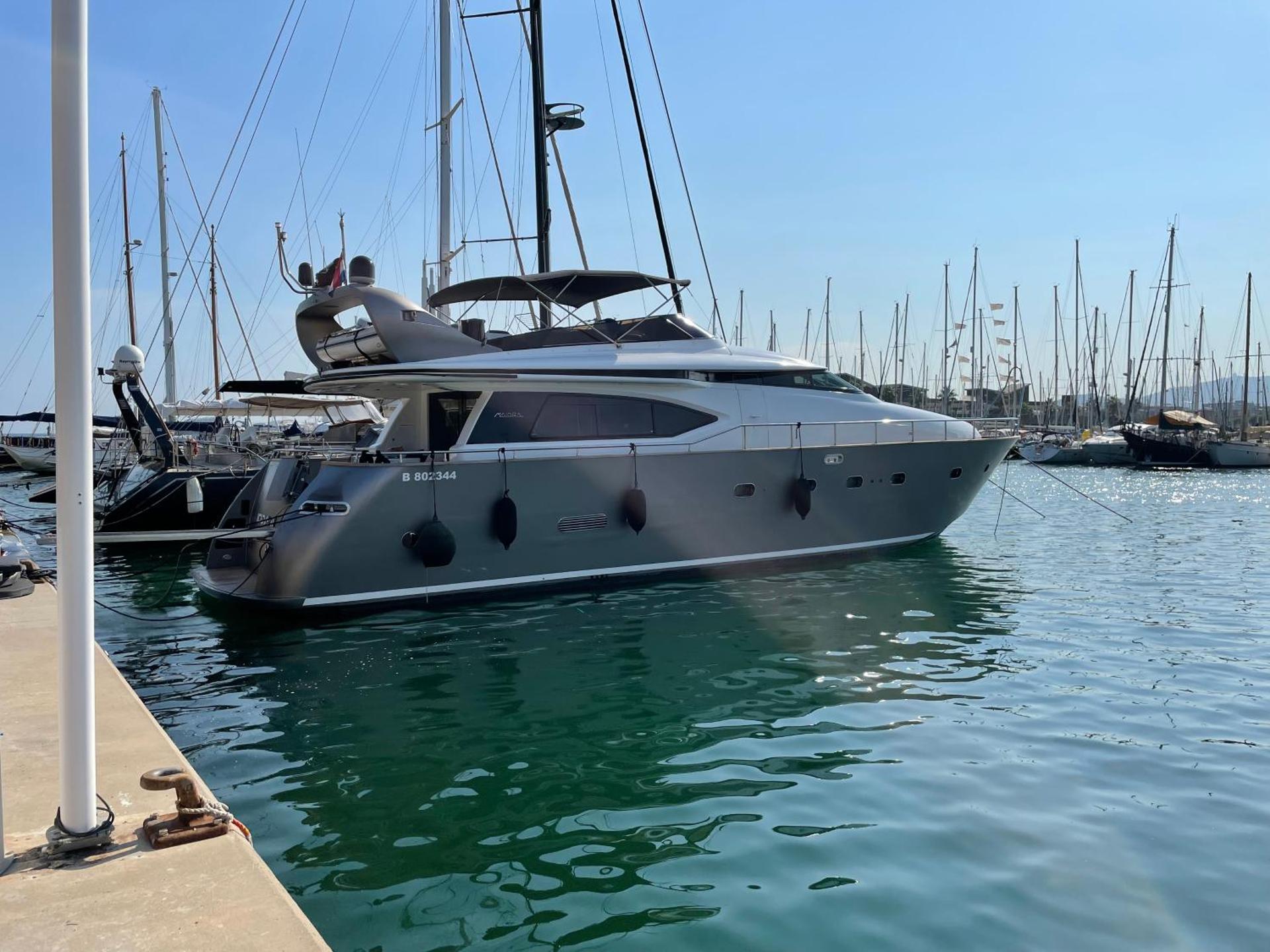 MotorYacht 21 avec équipage