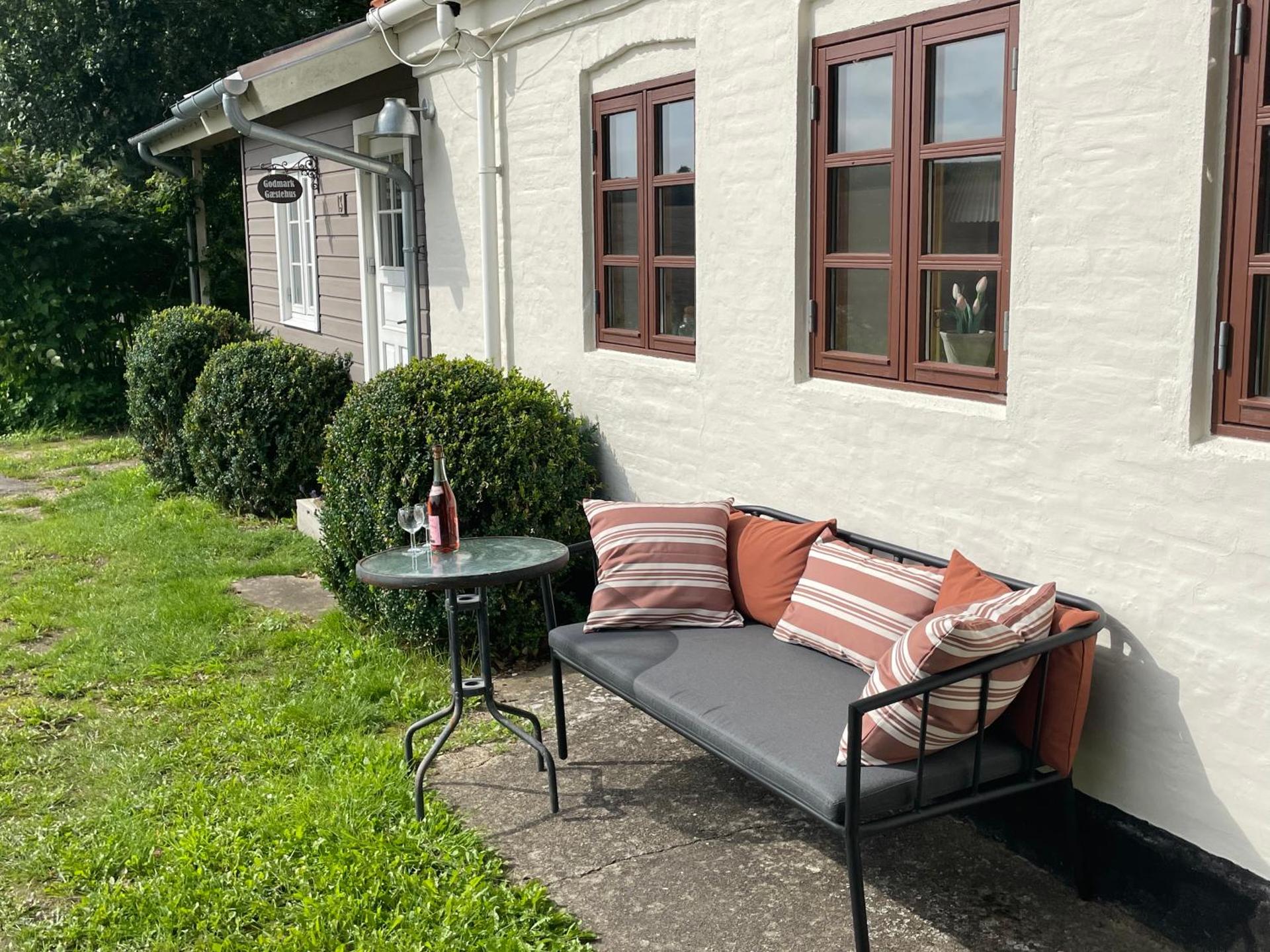 A true nature pearl in idyllic surroundings but close to the city