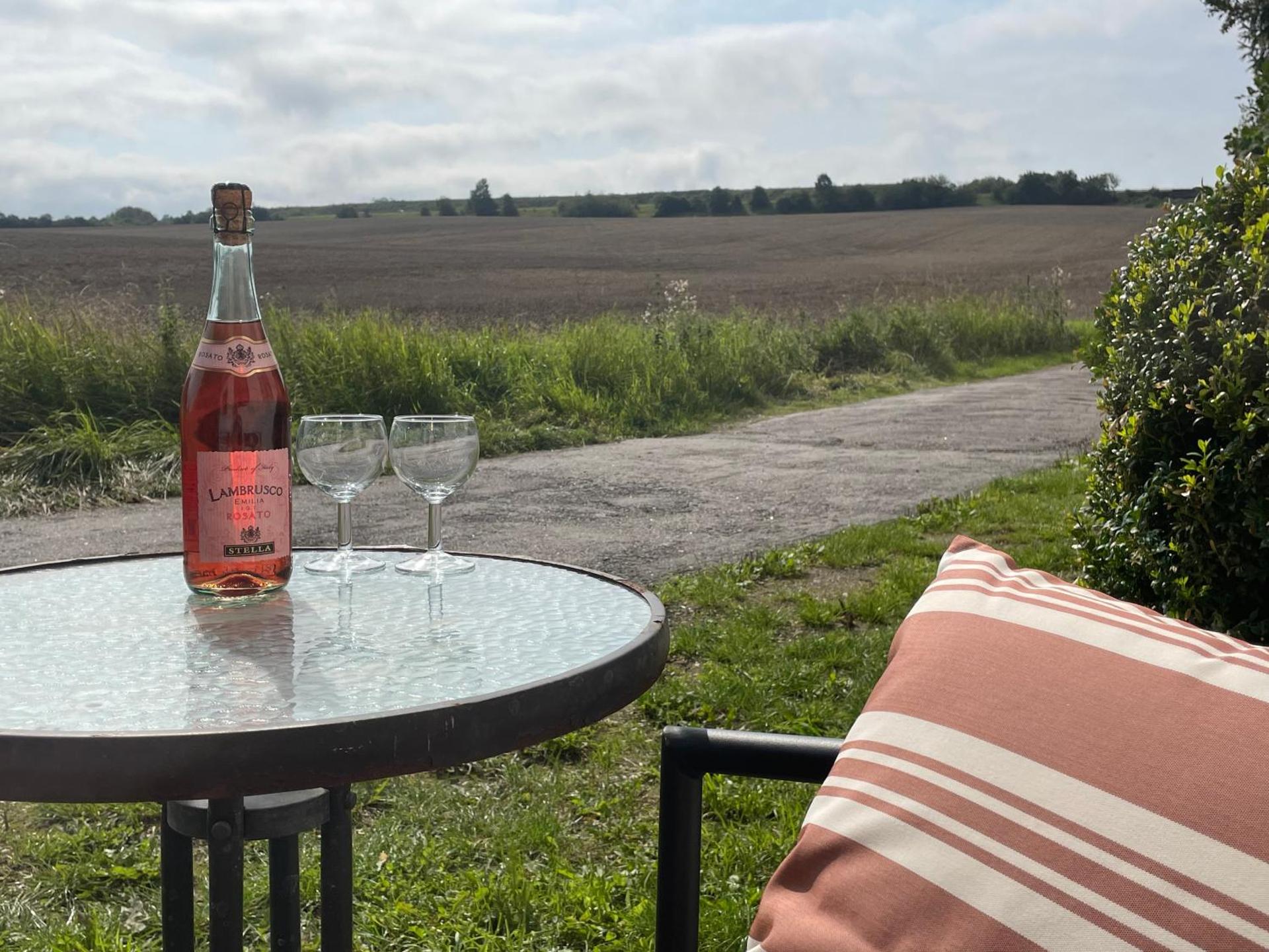 A true nature pearl in idyllic surroundings but close to the city