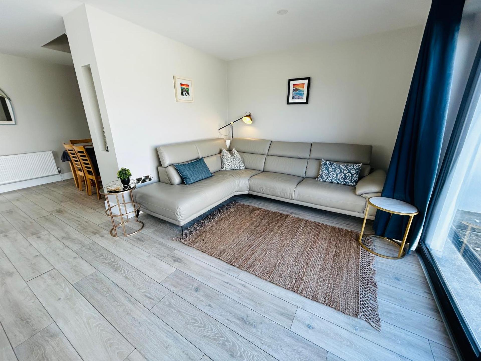 Beside the sea & minutes from Cliffs-Clahane Shore Lodge