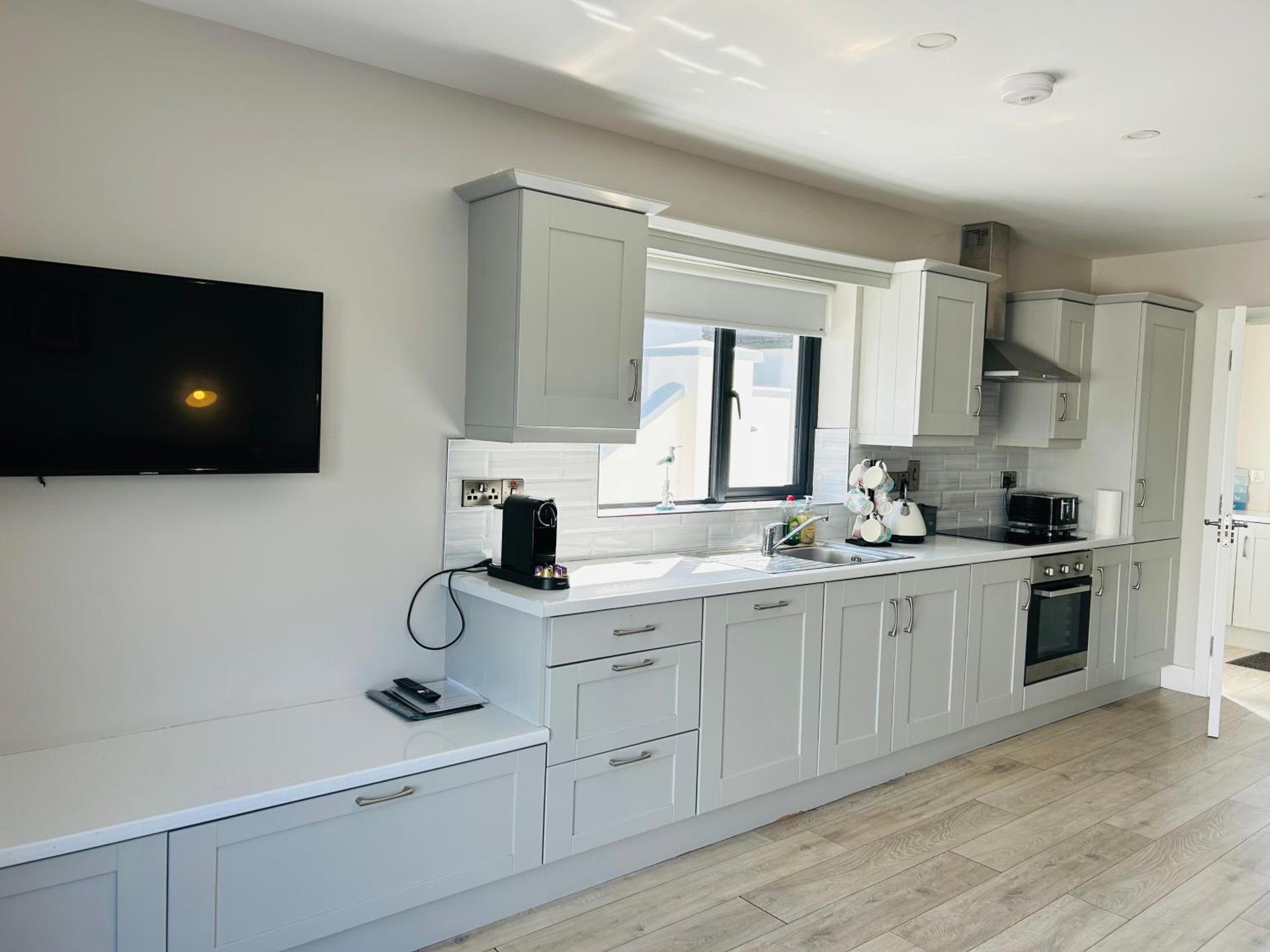 Beside the sea & minutes from Cliffs-Clahane Shore Lodge