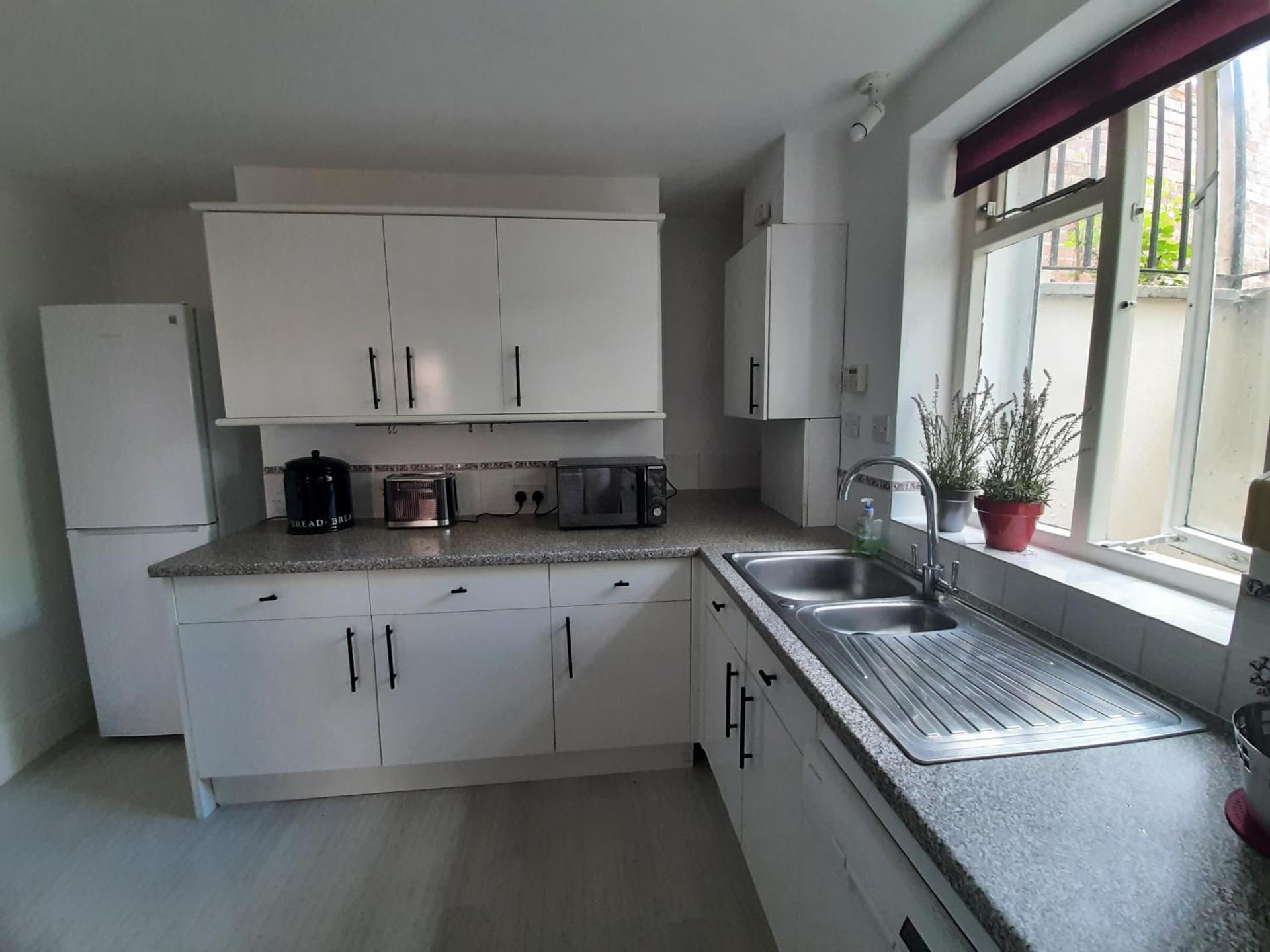 Wokingham - Central 2 beds home with parking