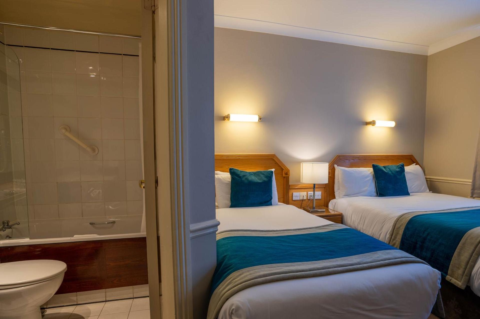 Double + Single (3 People)