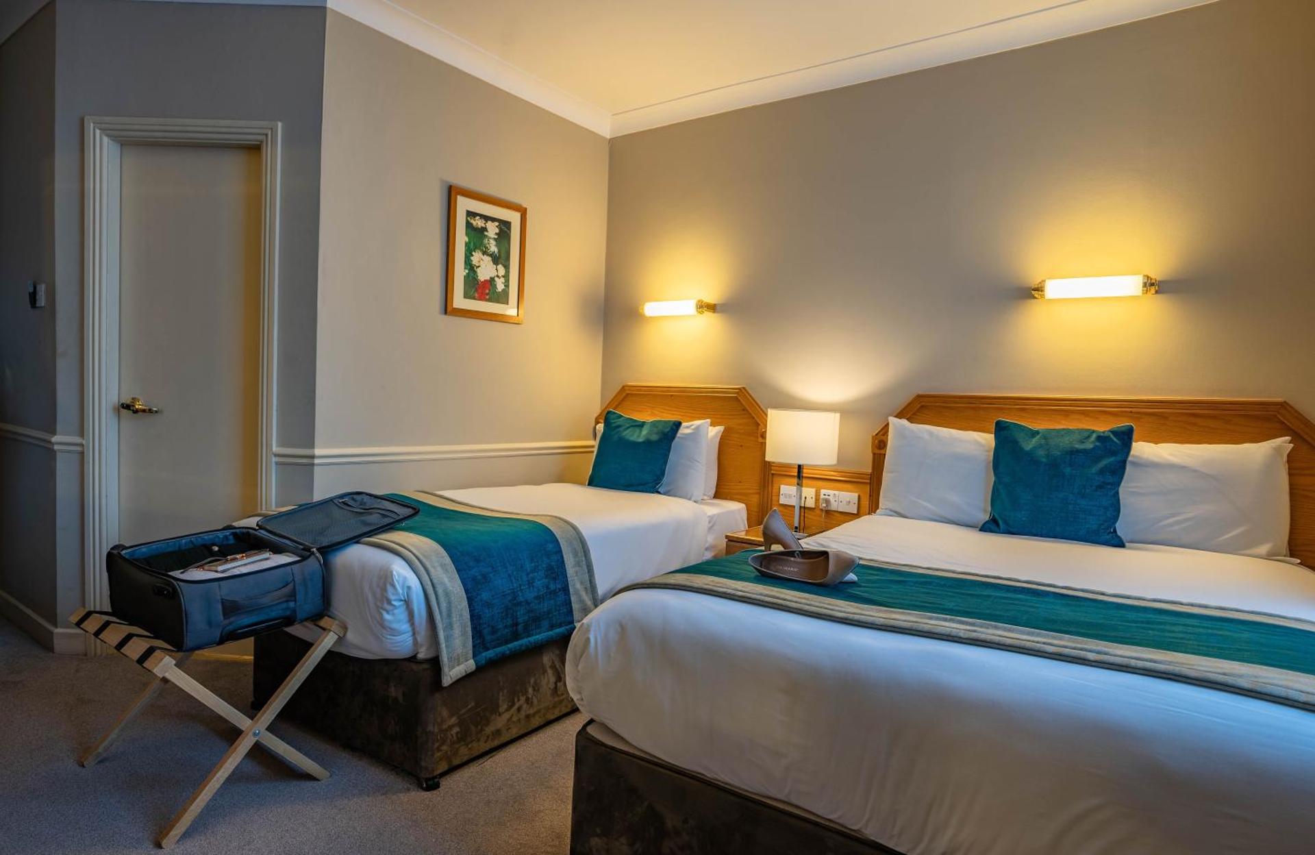 Double + Single (3 People)