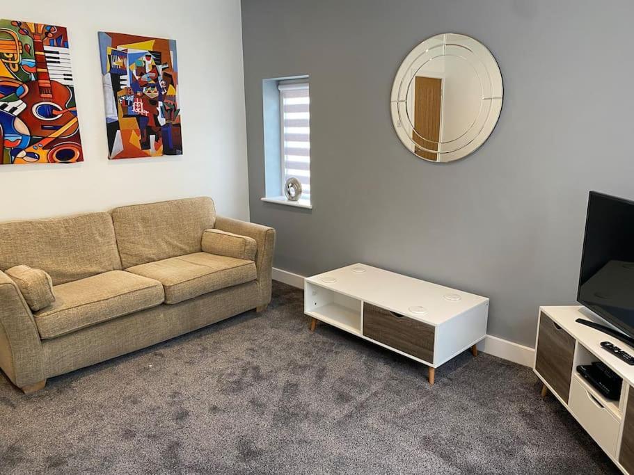 A modern, dog-friendly 3 bedrm canal side property