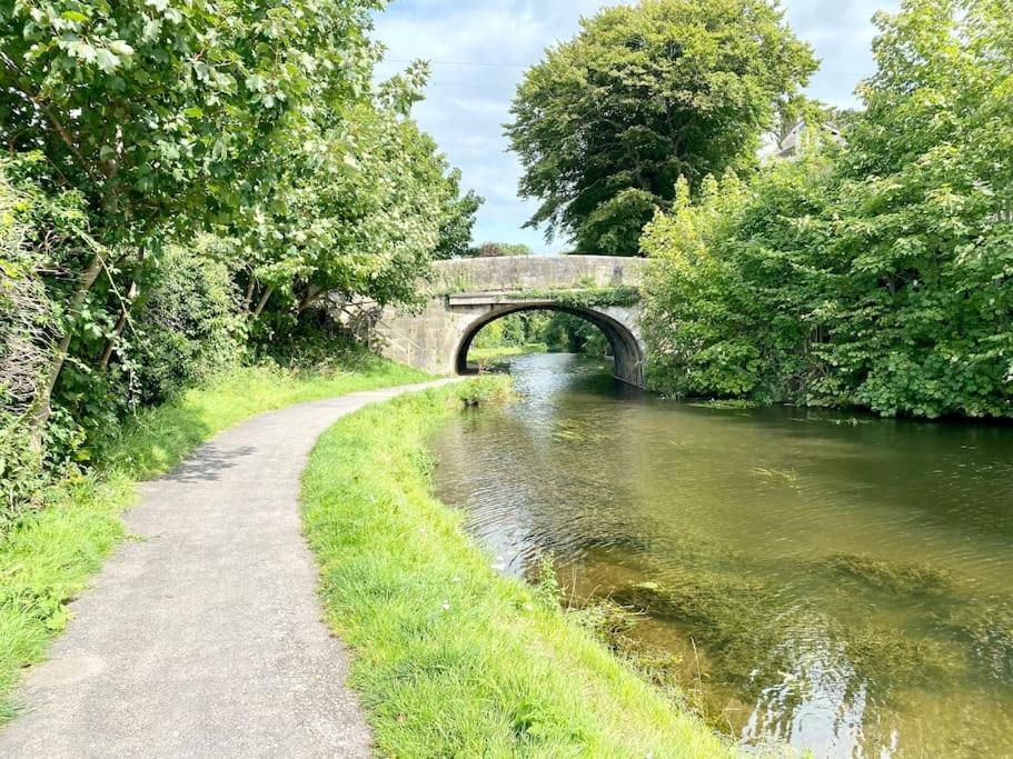 A modern, dog-friendly 3 bedrm canal side property