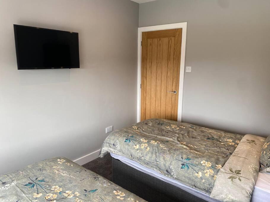 A modern, dog-friendly 3 bedrm canal side property