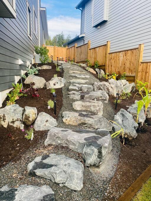 The Royal Bay Escape: Cozy 2 bedrooms garden suite