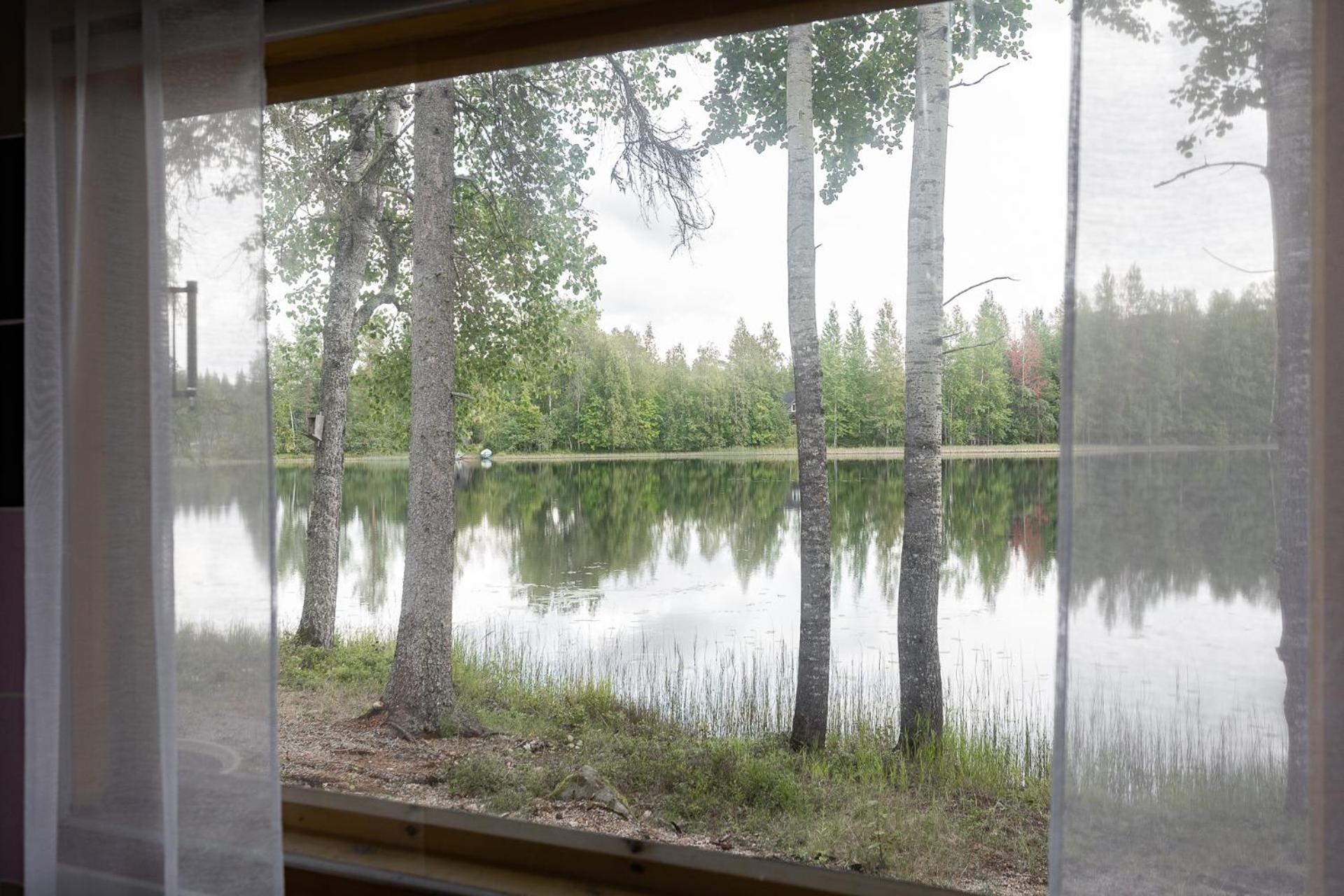 Hirsihuvila yksityisessä niemessä Petäjävedellä