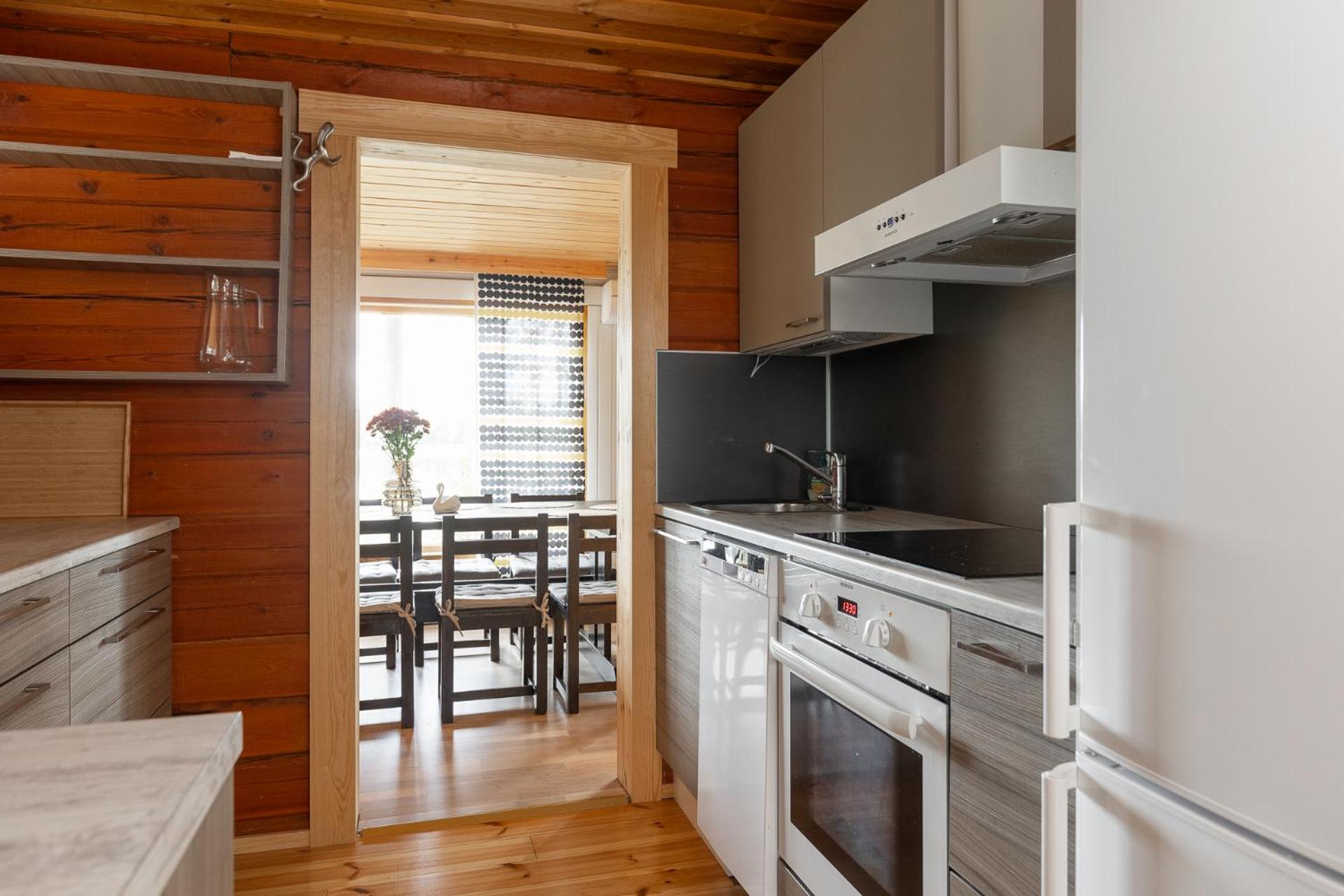 Hirsihuvila yksityisessä niemessä Petäjävedellä