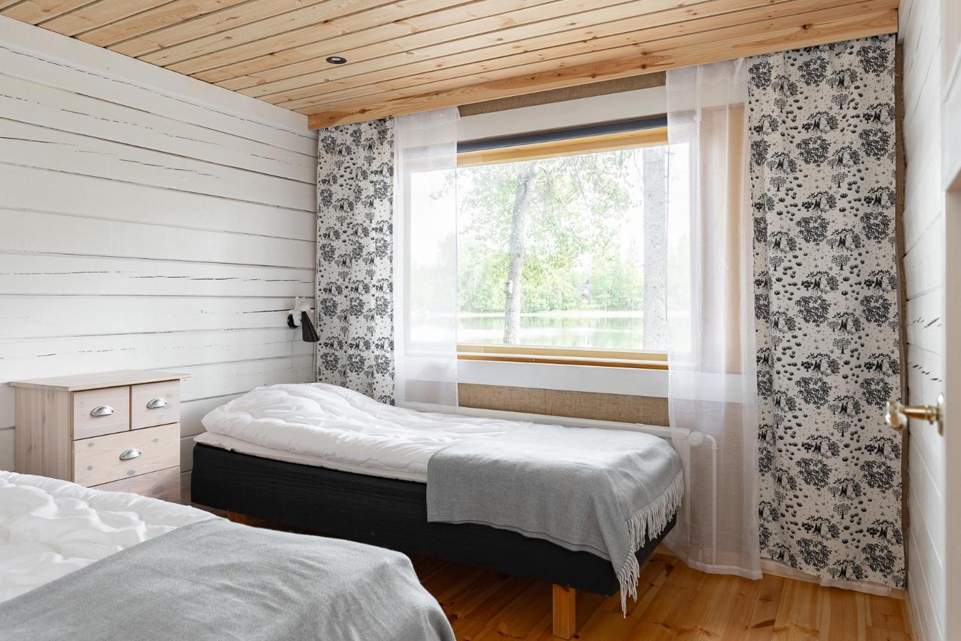 Hirsihuvila yksityisessä niemessä Petäjävedellä