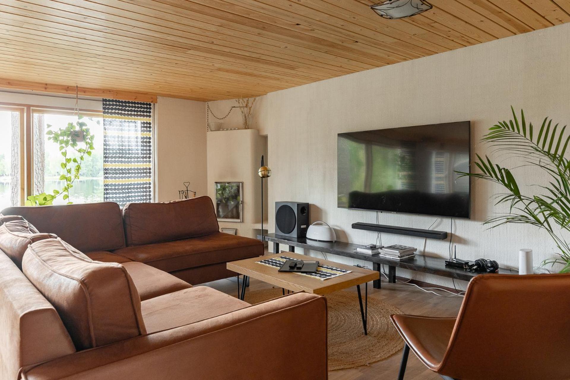 Hirsihuvila yksityisessä niemessä Petäjävedellä