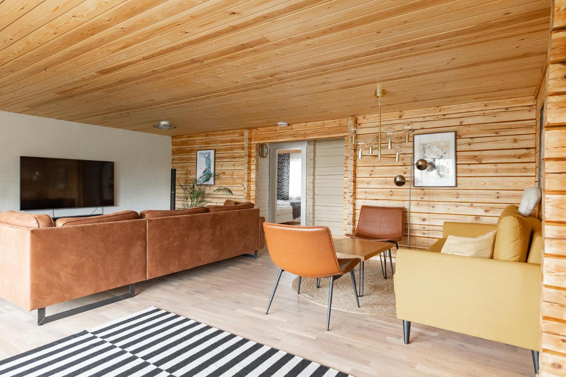 Hirsihuvila yksityisessä niemessä Petäjävedellä