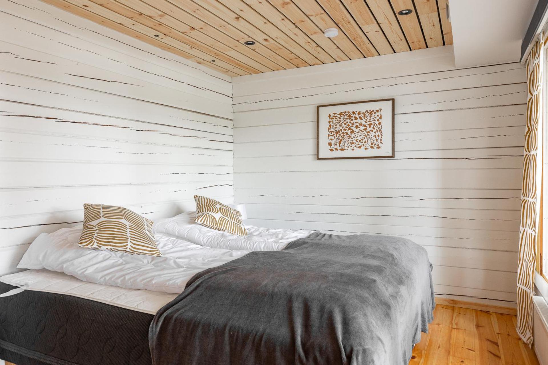 Hirsihuvila yksityisessä niemessä Petäjävedellä