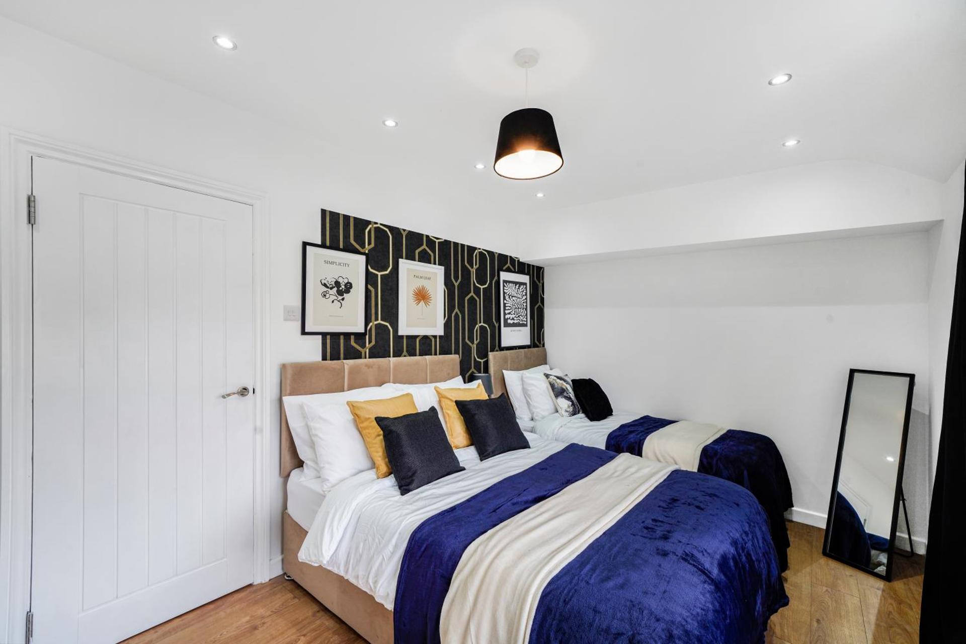 Boutique 4 Bedroom House in London - Parking