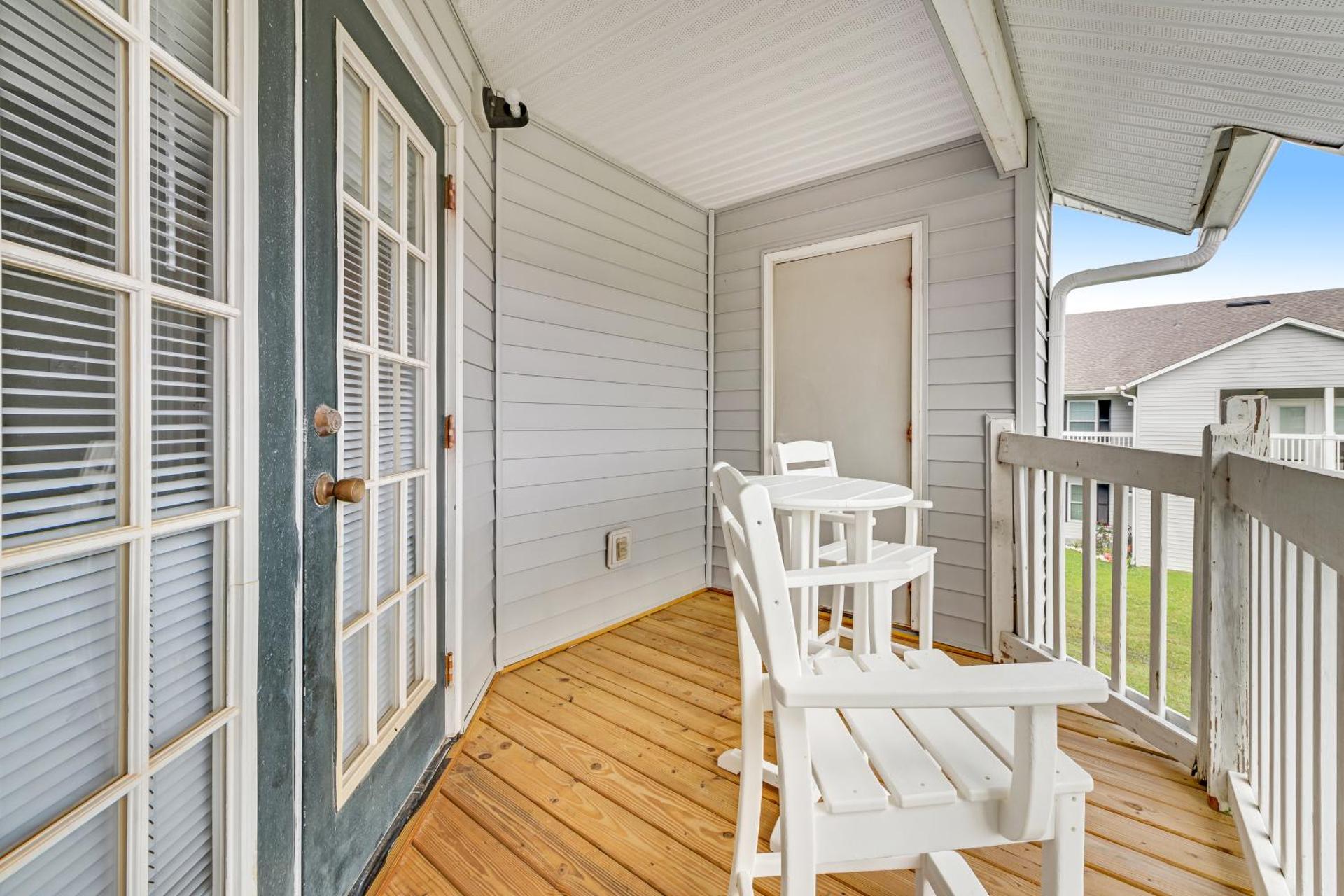 Colony Club M8 - Pelican Perch