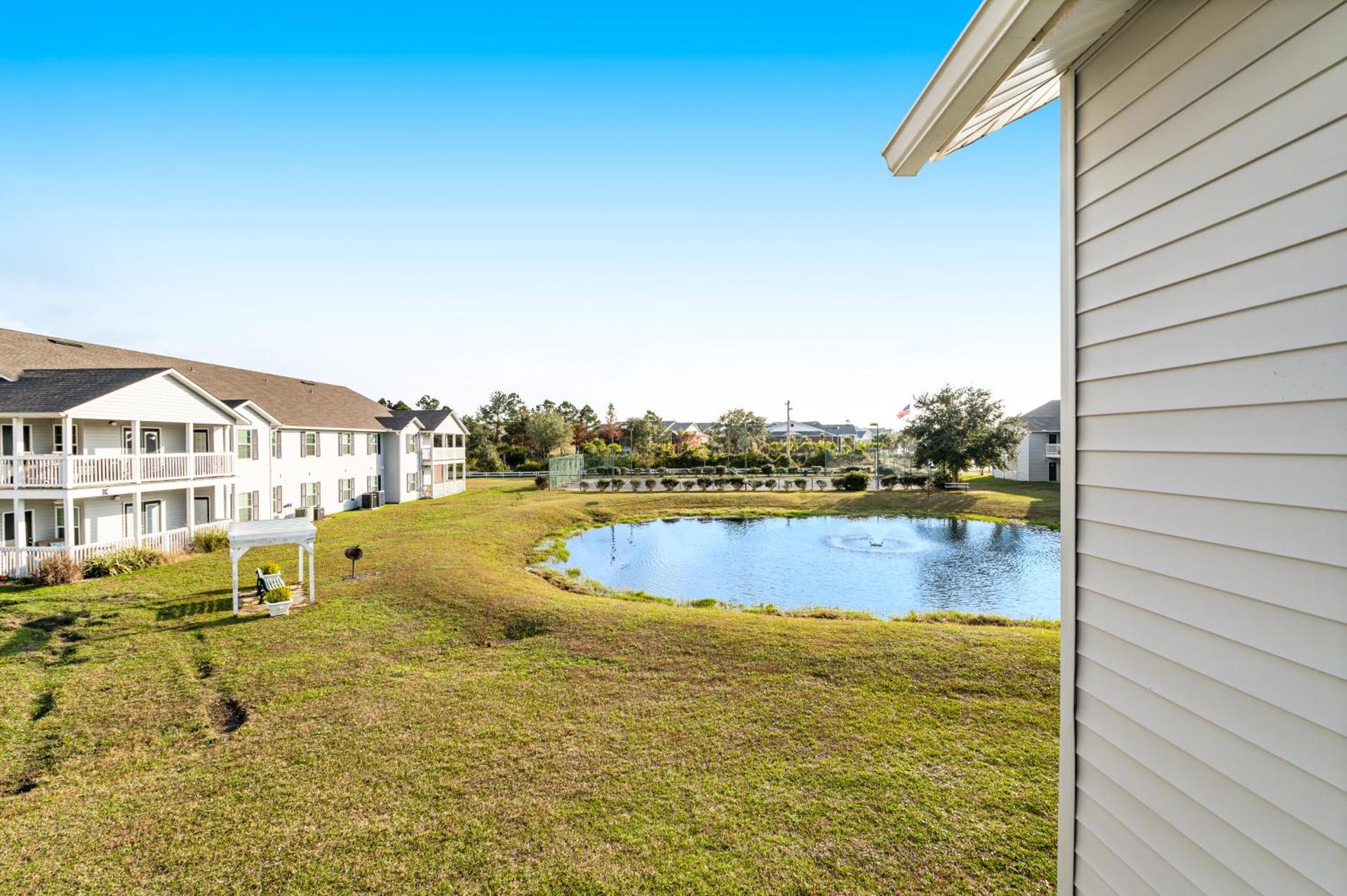 Colony Club M8 - Pelican Perch