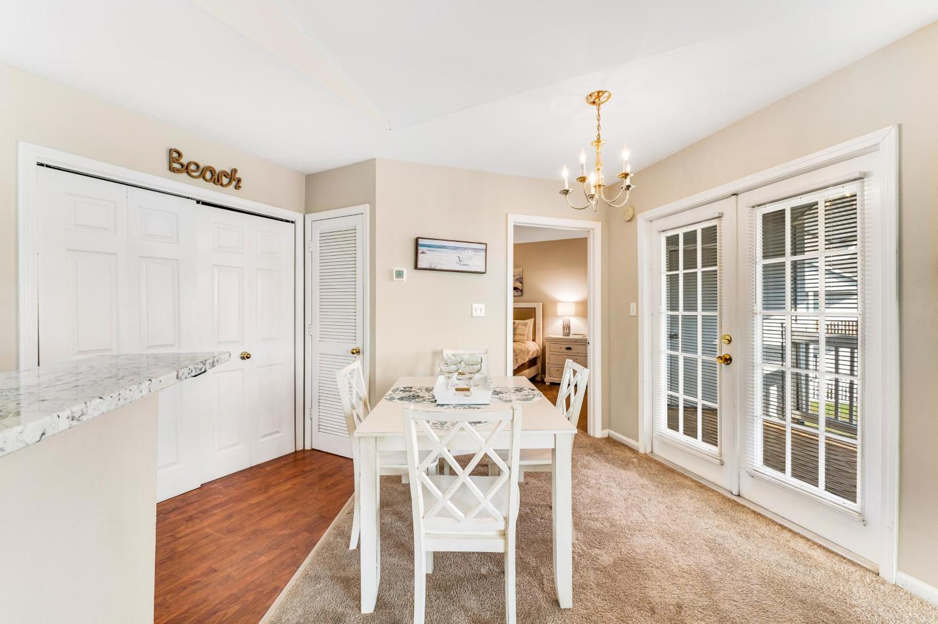 Colony Club M8 - Pelican Perch