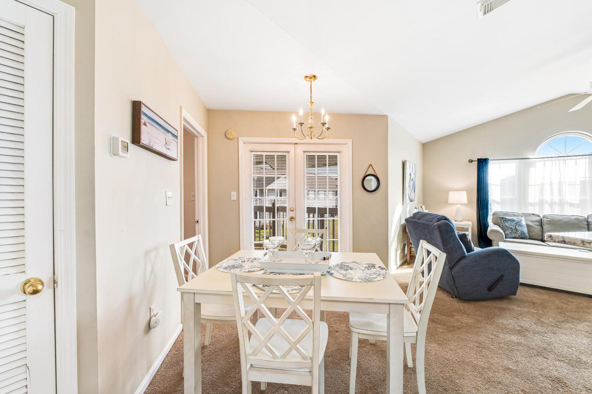 Colony Club M8 - Pelican Perch