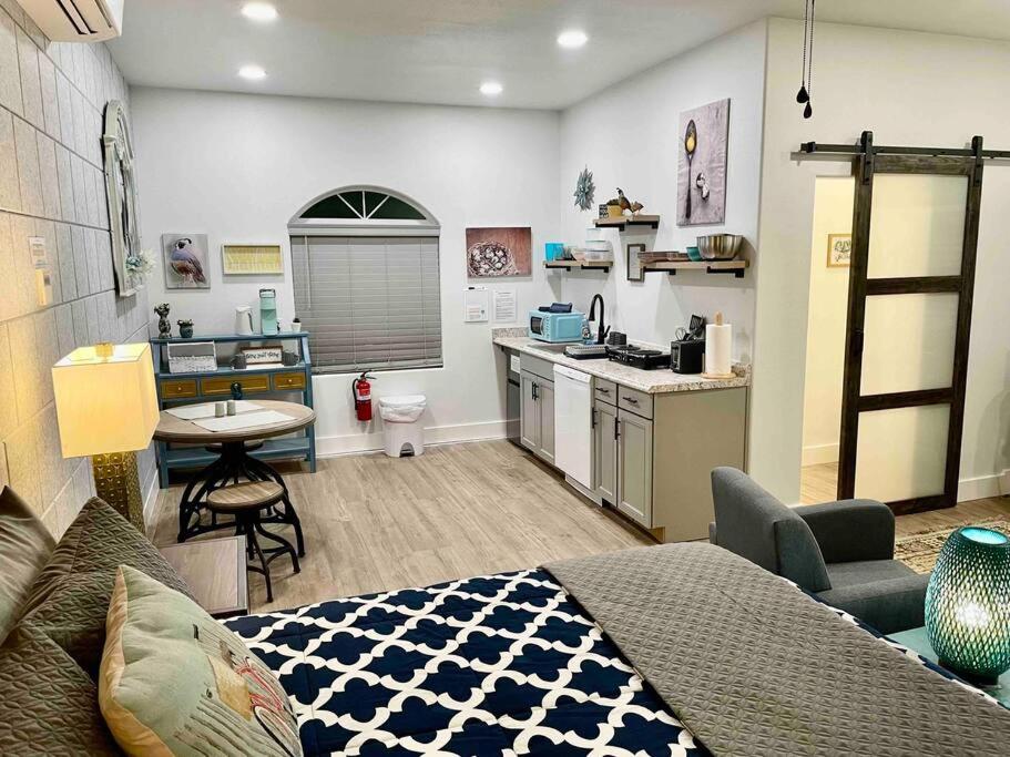 Quail Suite HOT TUB BBQ Sleeps 2