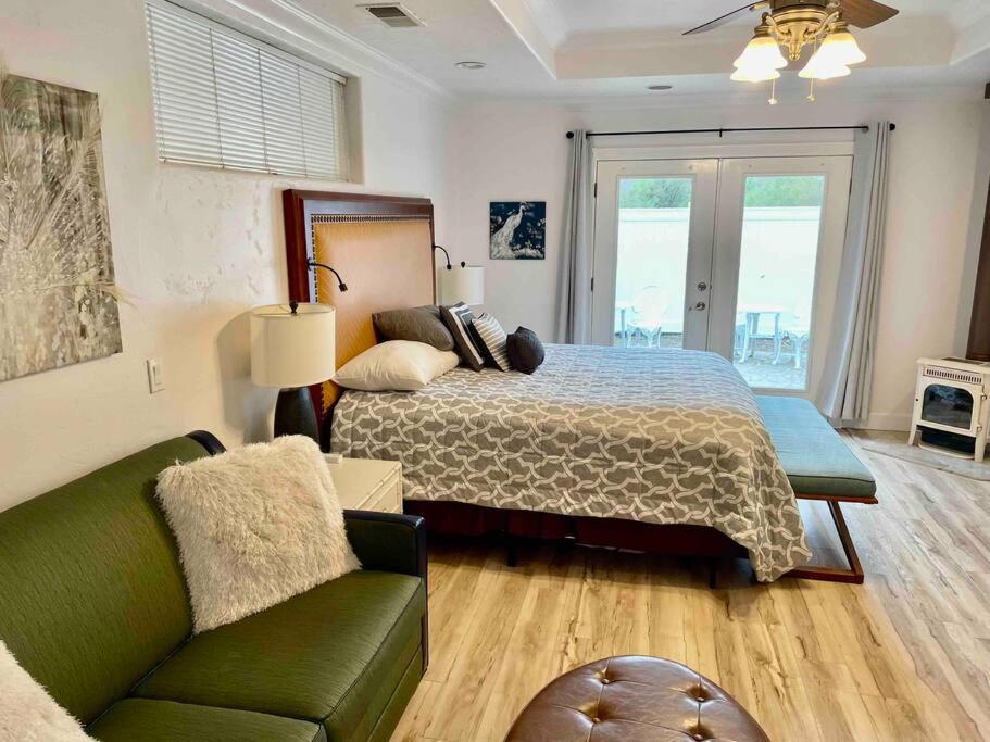 White Feather Suite Hot Tub Private Sleeps 2