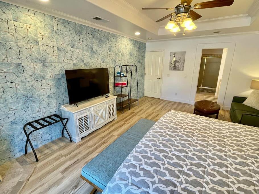 White Feather Suite Hot Tub Private Sleeps 2