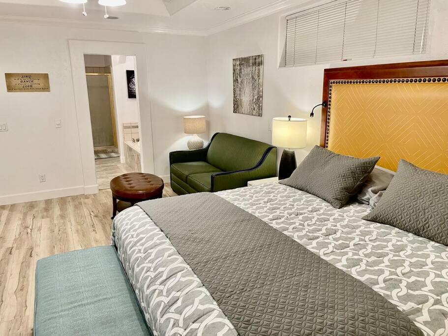 White Feather Suite Hot Tub Private Sleeps 2