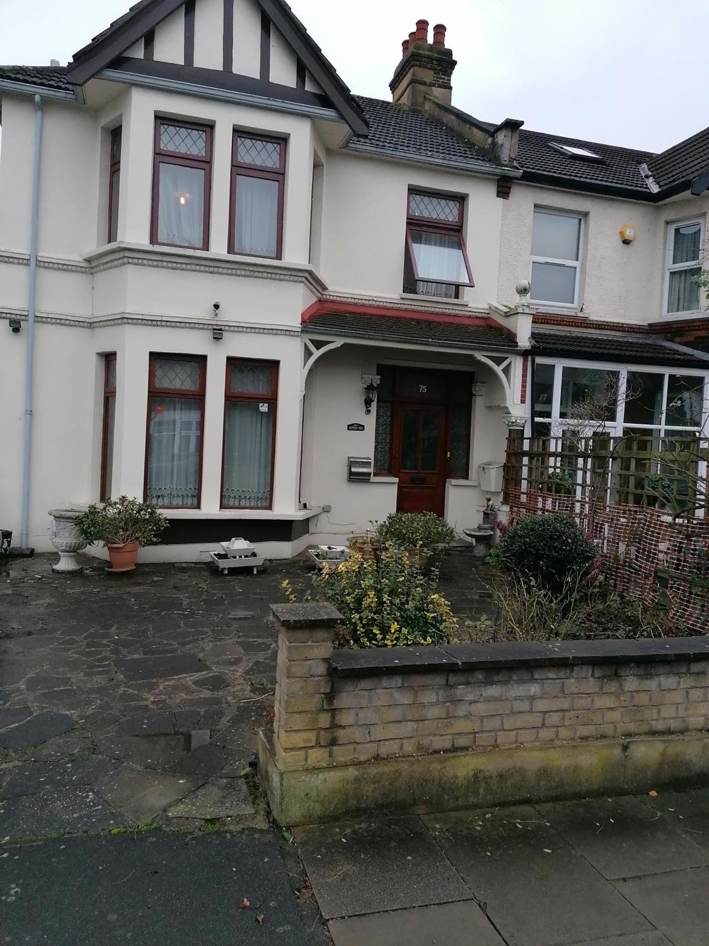 Double Room available- London Seven Kings Seven Kings Train Station