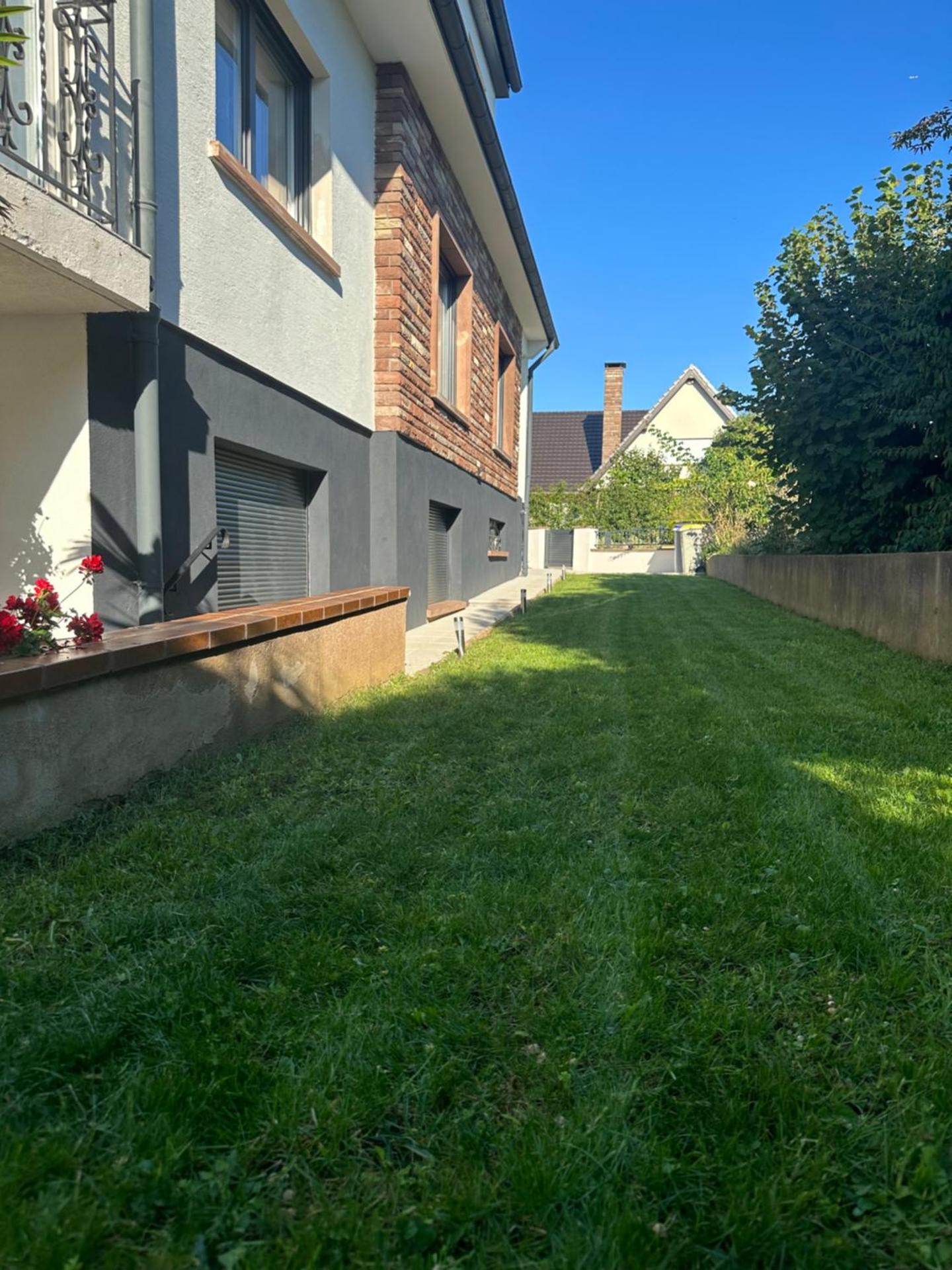 Appartement cosy dans une maison calme et parking gratuit avec borne