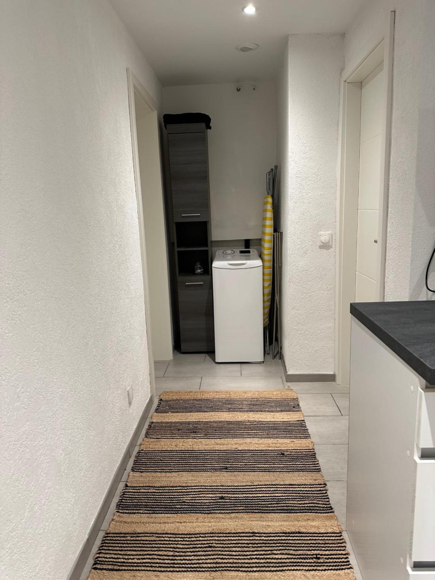 Appartement cosy dans une maison calme et parking gratuit avec borne