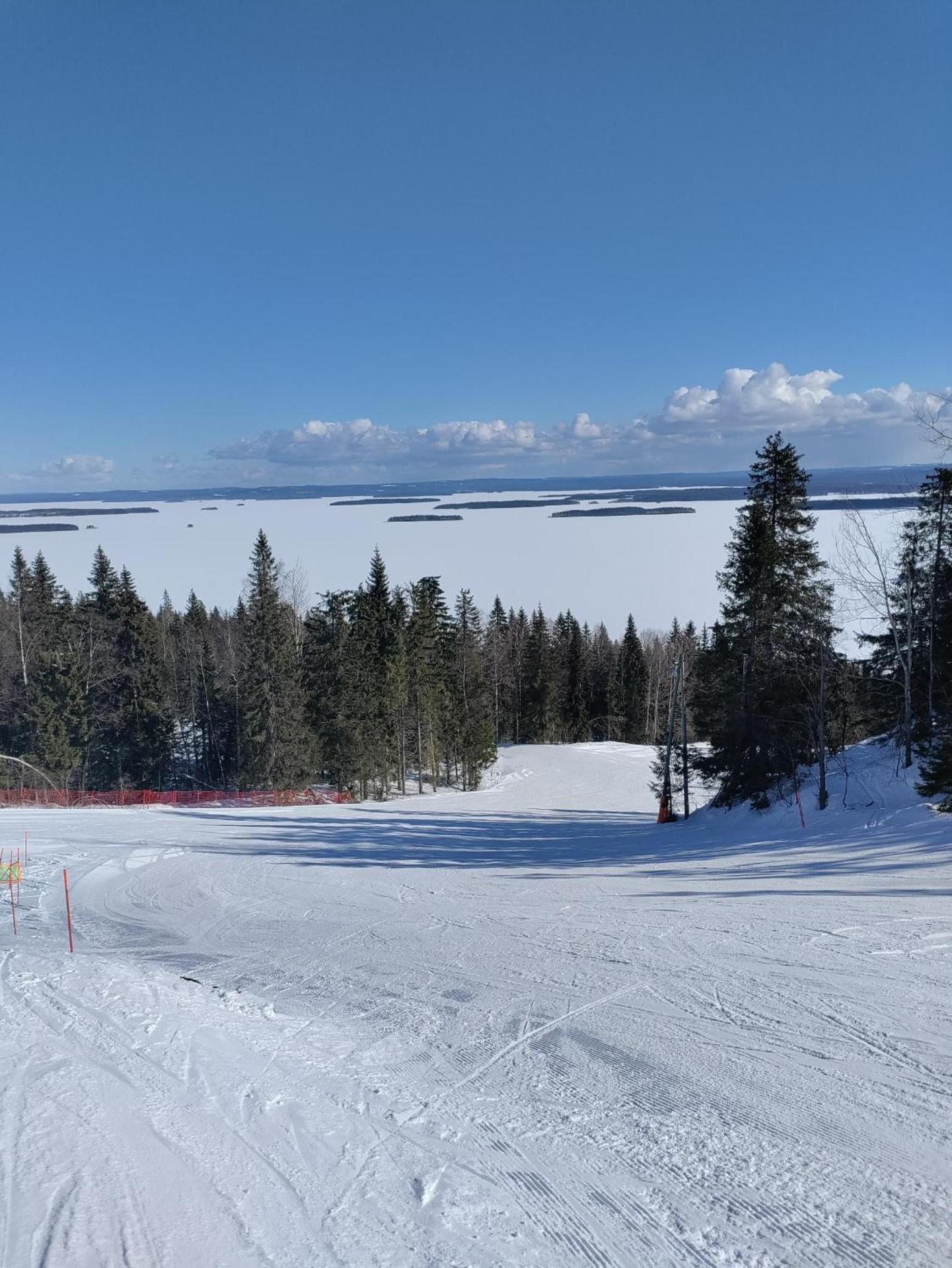 Saunaharju 5 järven rannalla