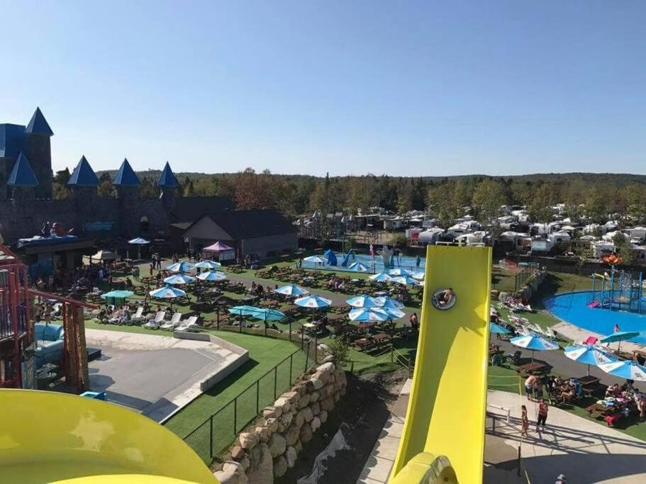 Chalet L'Écureuil (waterfront, modern, spa, BBQ)