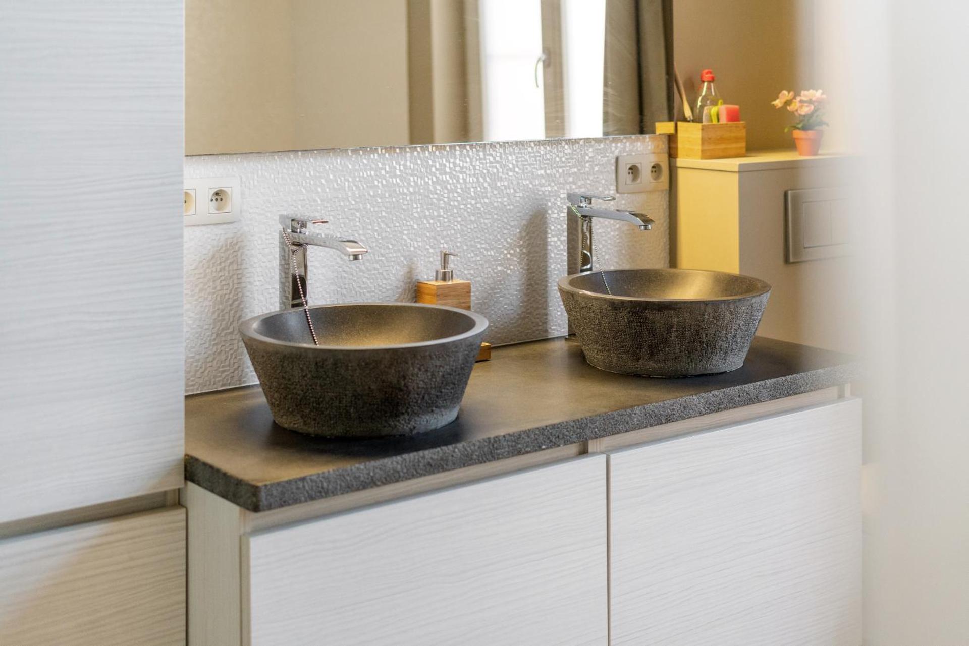 Spacious Guest Suites near Historic Market - 5 Min Walk