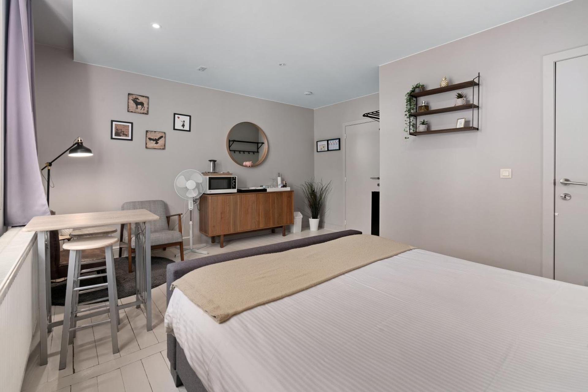 Spacious Guest Suites near Historic Market - 5 Min Walk